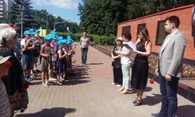 Жители Северного Тушина возложили цветы к мемориалу Героям Панфиловцам
