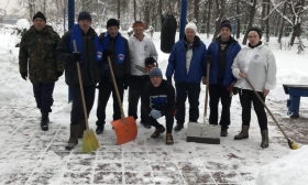Единороссы и моржи «Покровского-Стрешнева» придумали новый зимний вид спорта