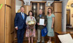 Анатолий Выборный поздравил с Днём семьи, любви и верности супружескую пару из Хорошево-Мневников