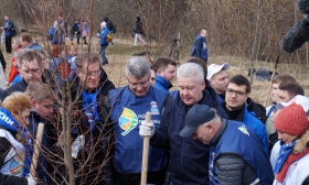 Партийцы вместе с мэром озеленили Братцевский парк