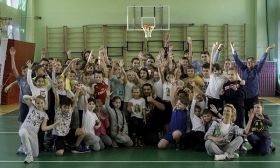Чемпион России по армейскому рукопашному бою провел урок физкультуры в школе № 1210