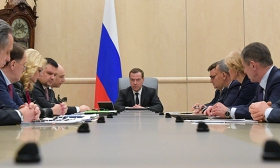 Медведев призвал не затягивать сроки перехода на новые правила работы с отходами