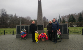 Партийцы возложили цветы к памятнику павшим строгинцам