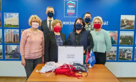 Депутат Госдумы Геннадий Онищенко передал партию многоразовых масок многодетным матерям в СЗАО
