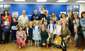 Геннадий Онищенко передал подарки к учебному году детям из многодетных семей
