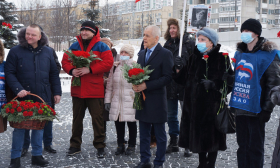 На северо-западе Москвы возложили цветы у памятных монументов
