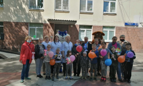 Единороссы вместе с медиками поздравили маленьких пациентов Детской городской поликлиники №94.