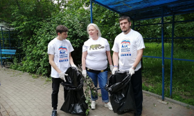 Волонтеры местного отделения партии ”Единая Россия” района Покровское-Стрешнево в честь ”Дня эколога” провели акцию по уборке мусора в парке ”Народный”