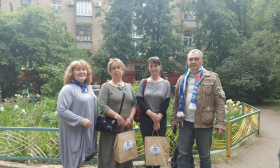 Единороссы поздравили самых опытных социальных работников Щукино с их профессиональным Праздником.