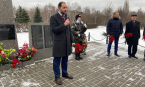 Депутат Александр Мажуга возложил цветы к обелиску «Солдатам, погибшим в Великой Отечественной Войне» в районе Строгино