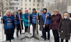 Единороссы северо-запада помогли городским службам очистить улицы от снега