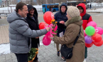 Единороссы северо-запада Москвы поздравили прекрасную половину человечества с Международным женским днём